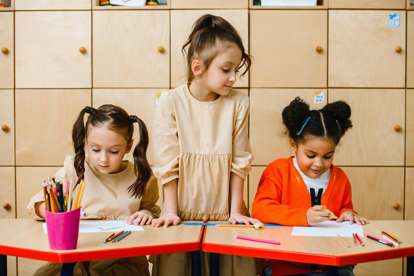 Kinderen tekenen en schilderen met kleurpotloden.